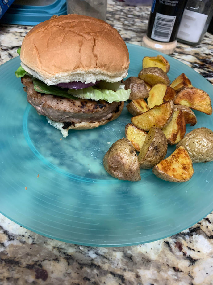 Turkey burger with roasted potatoes 🥔
