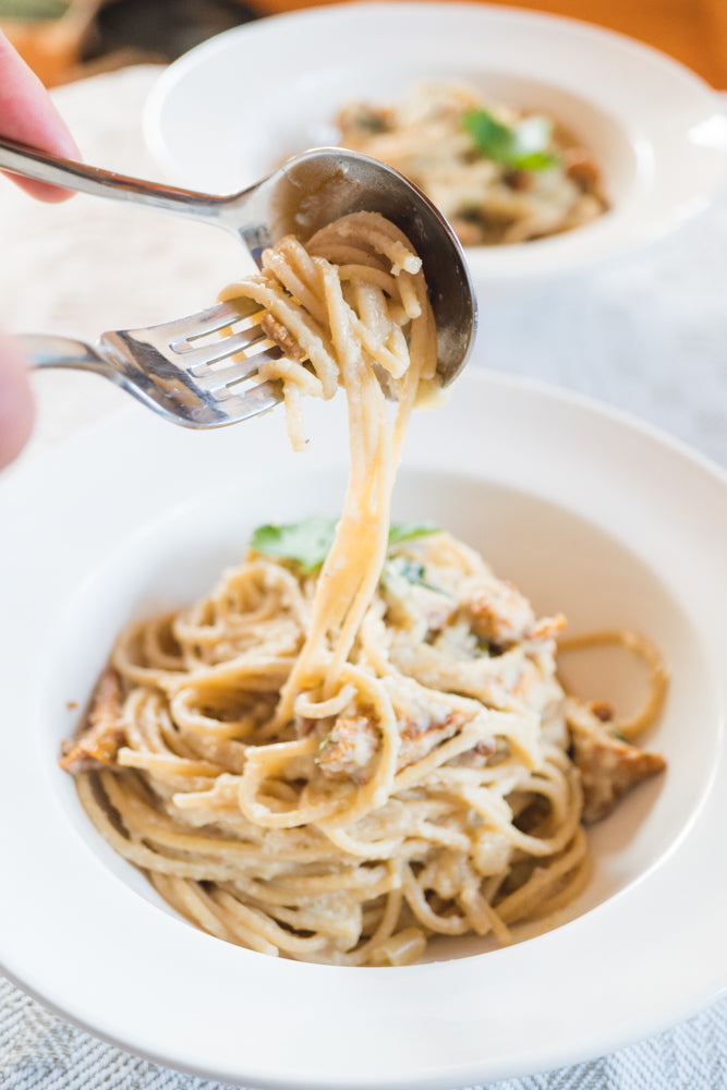 Spaghetti With Mushrooms and Creamy Vegan Alfredo Sauce [Vegan]